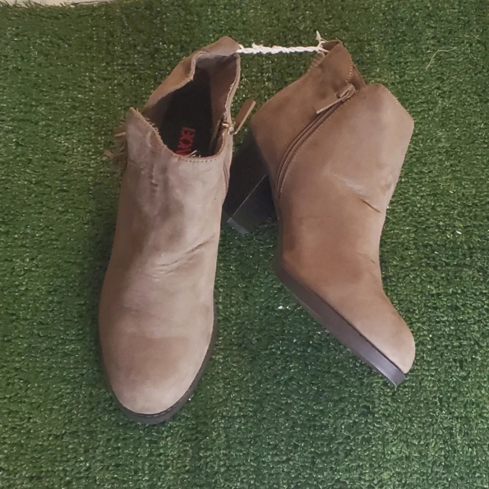 NWT Bongo Womens Zipper Up Ankle Booties with Fringe & Rivet Side Design